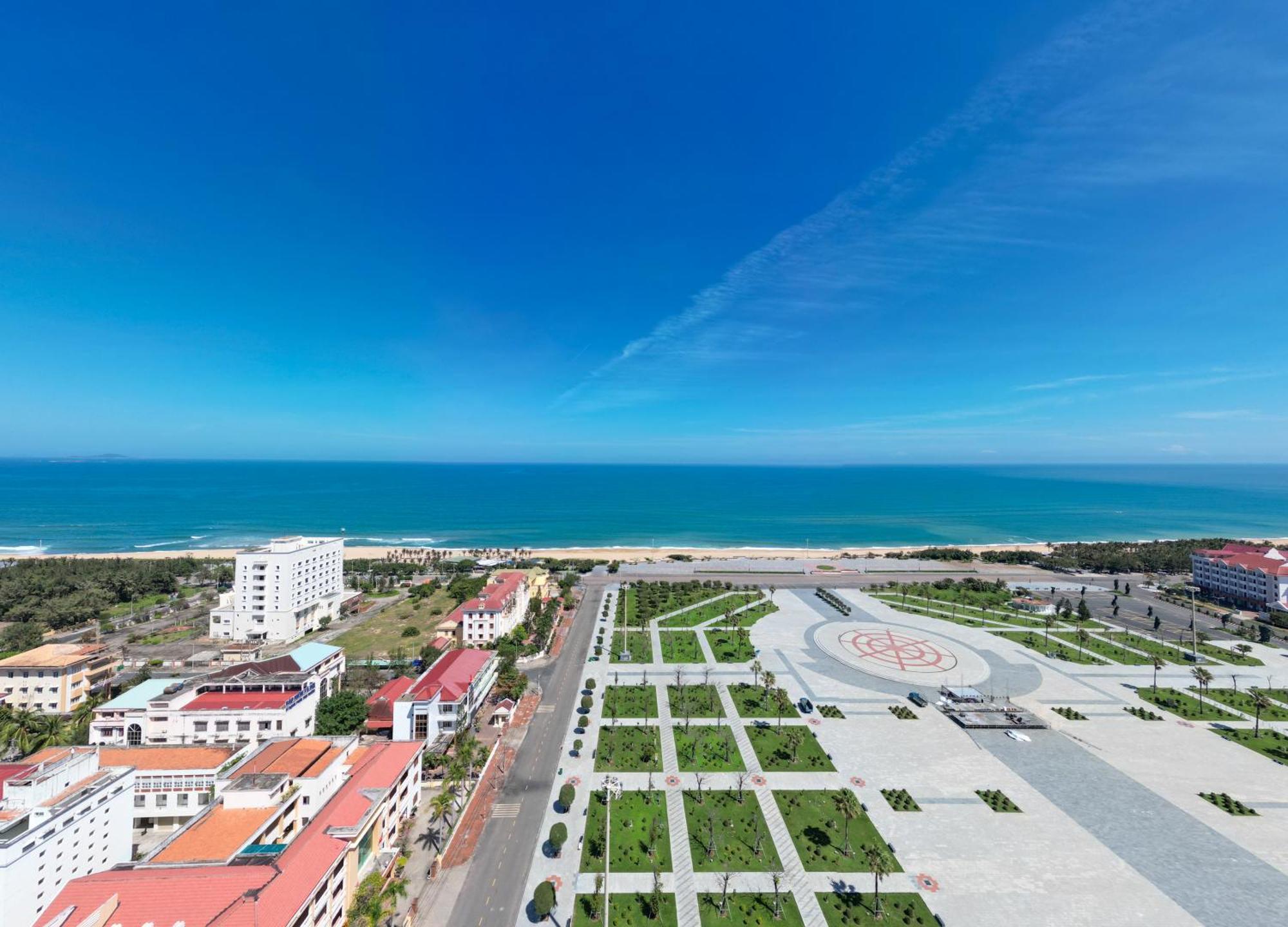 Wink Hotel Tuy Hoa Beach - 24Hrs Stay & Rooftop Pool Bar Buitenkant foto